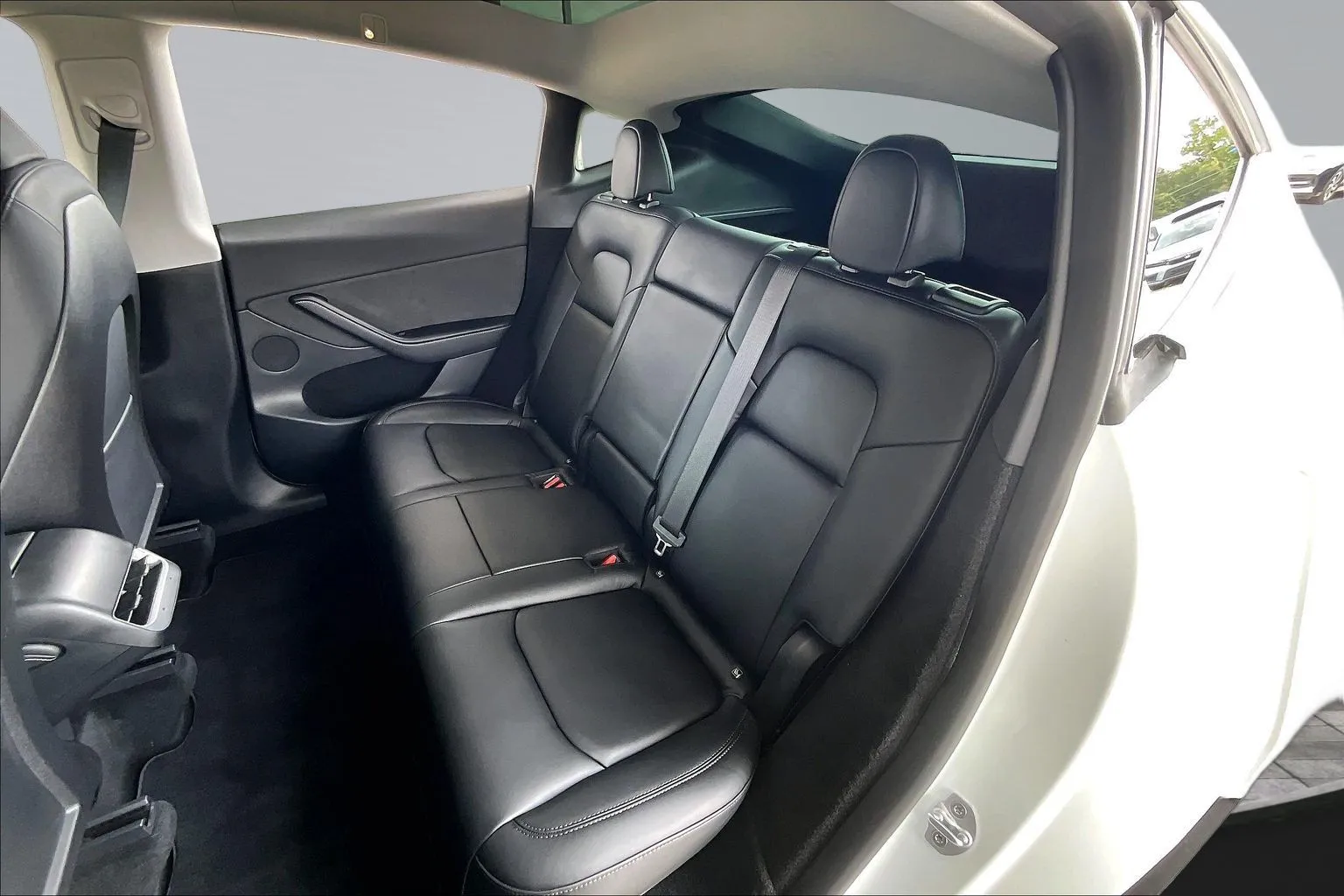 Tesla Model Y photo 19