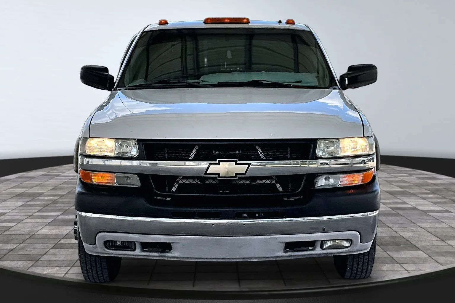 Chevrolet Silverado photo 2