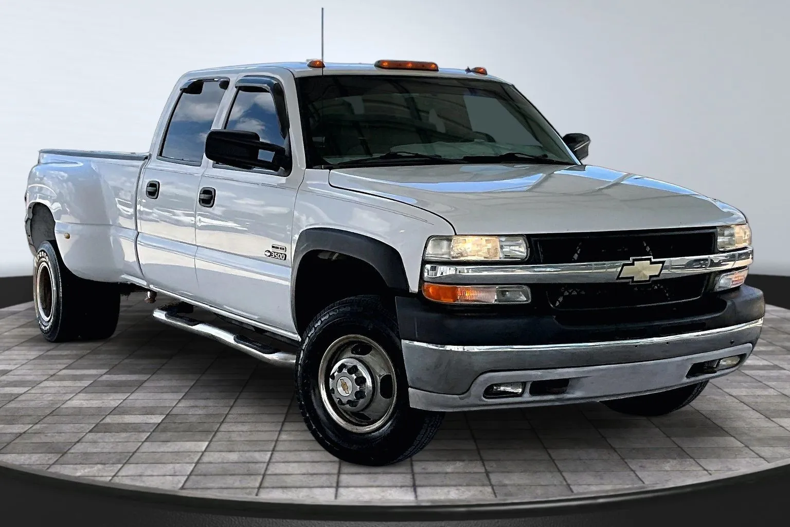 Chevrolet Silverado photo 3