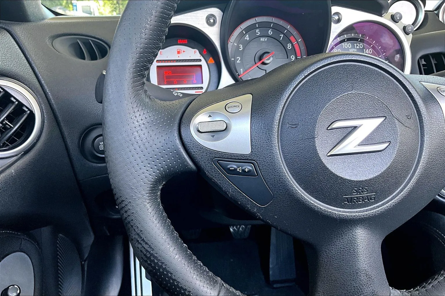 Nissan 370Z photo 10