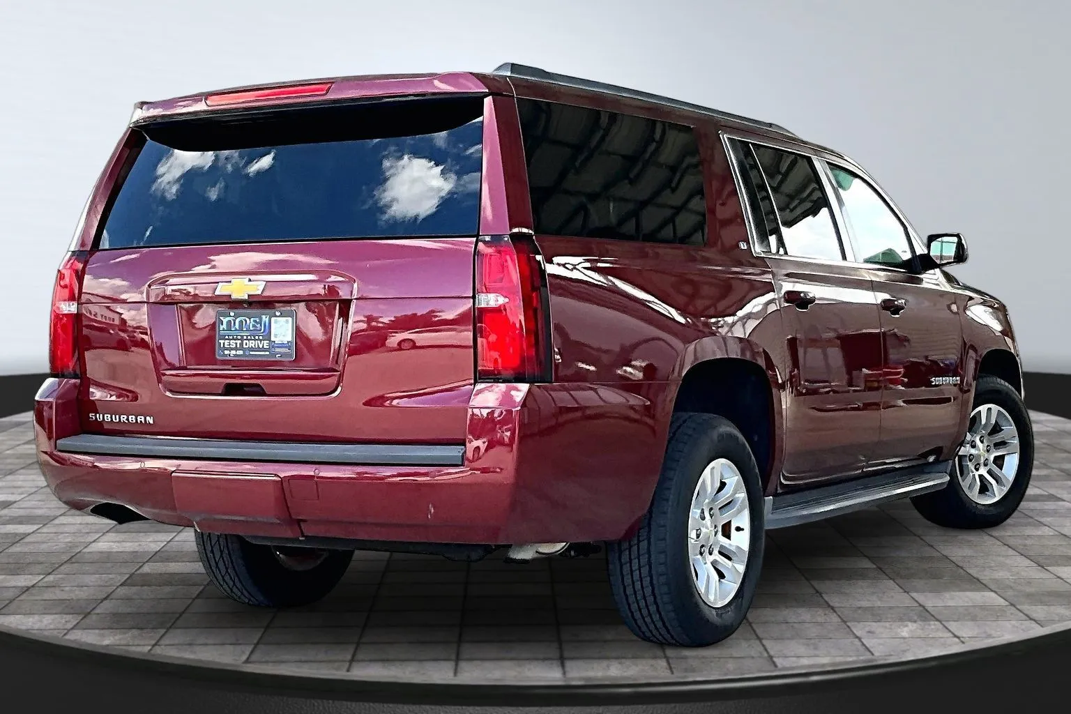 Chevrolet Suburban photo 2