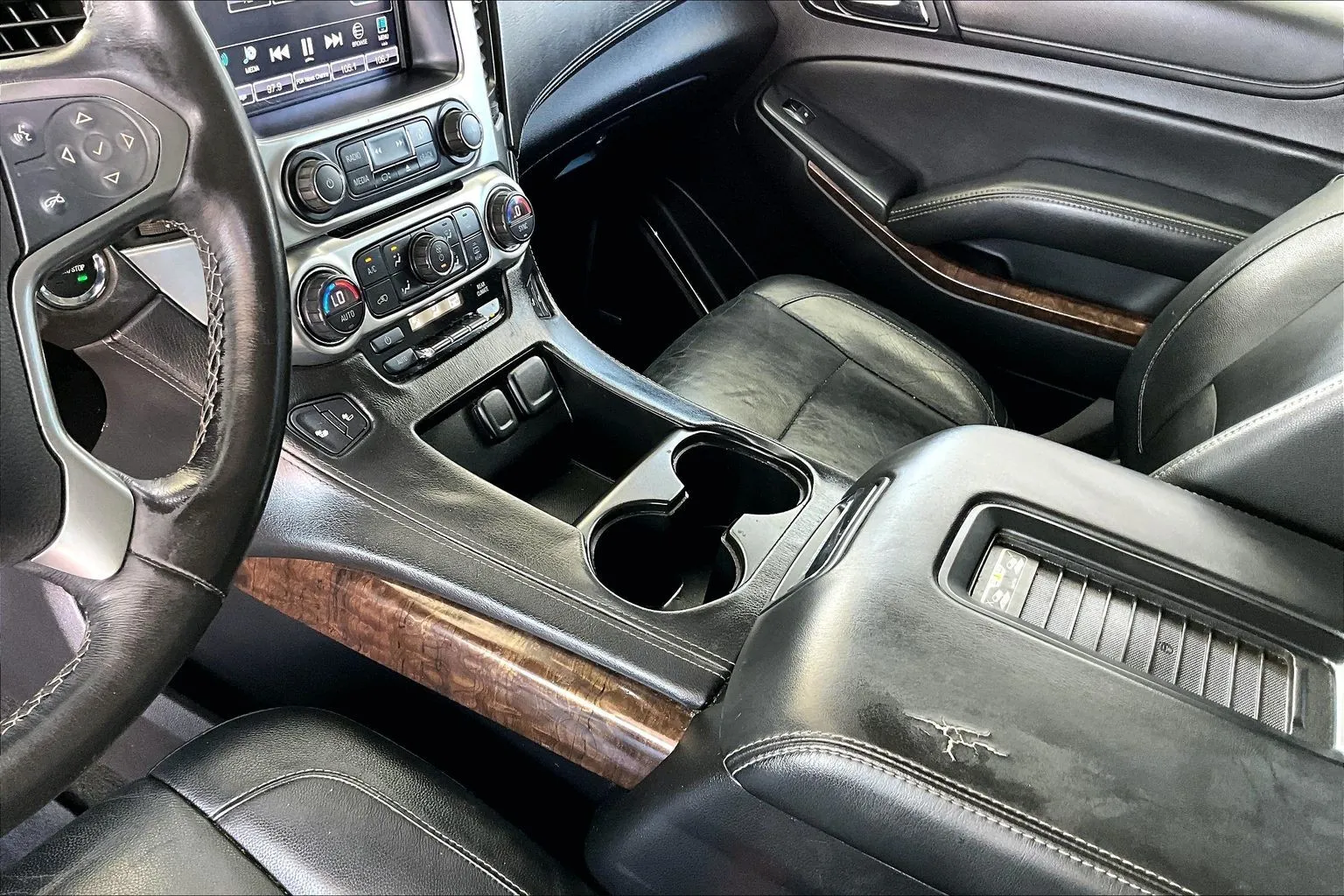 Chevrolet Suburban photo 11
