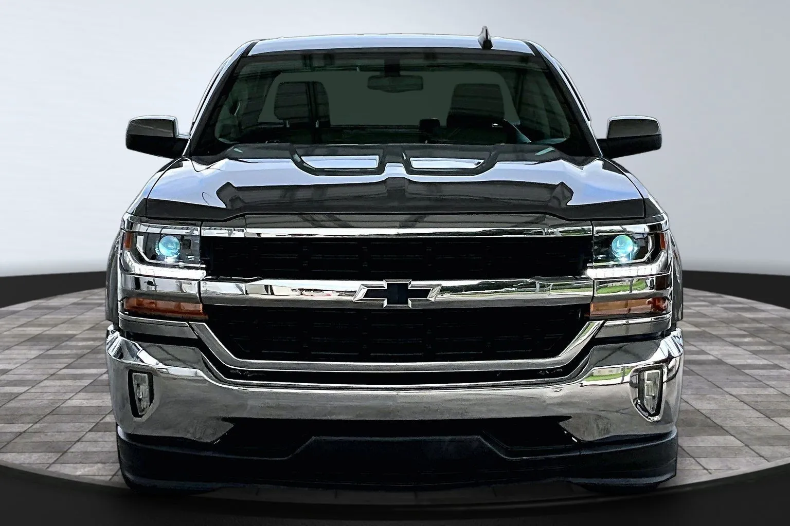 Chevrolet Silverado photo 2
