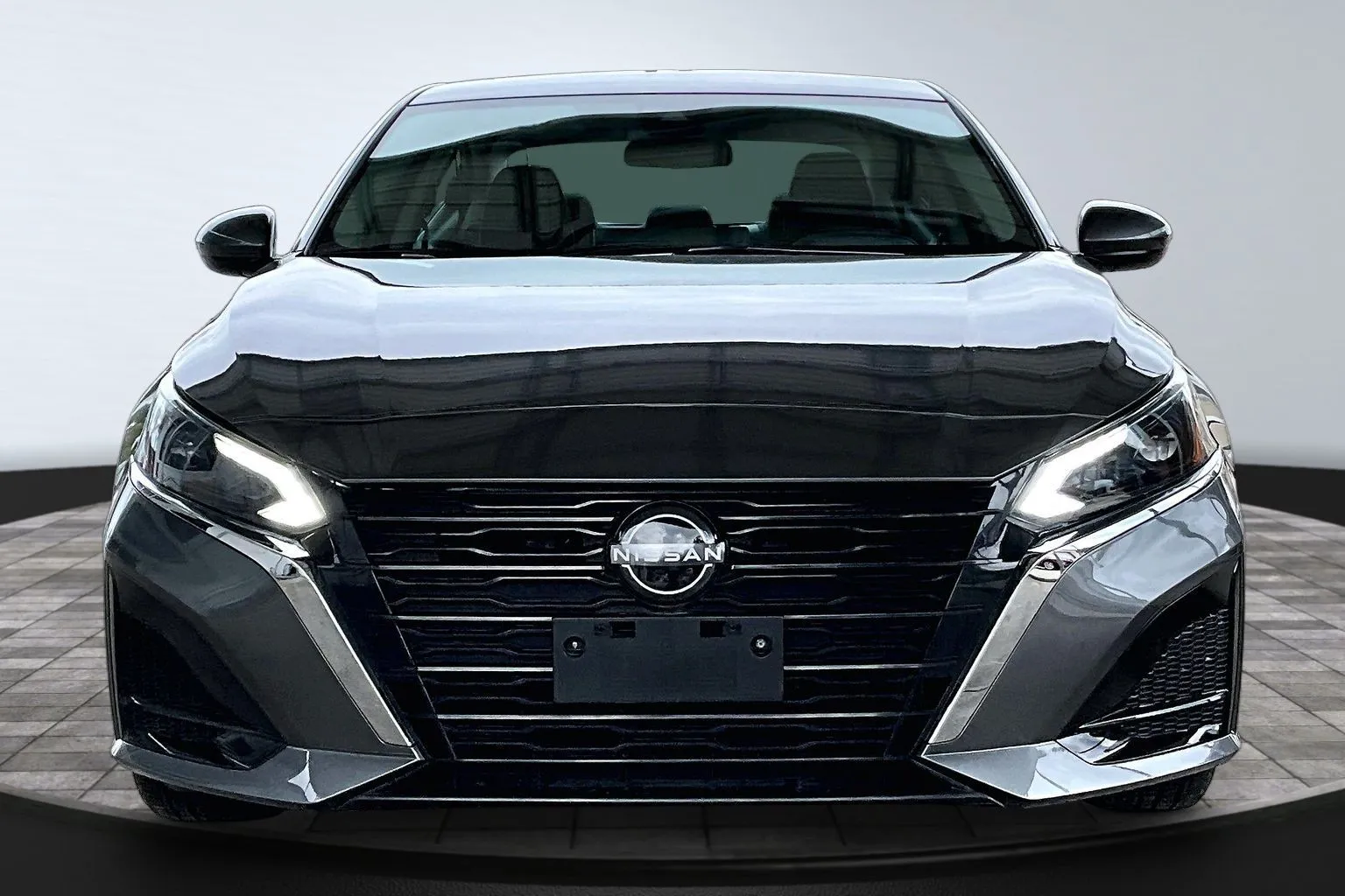 Nissan Altima photo 2