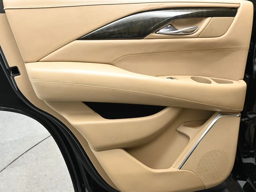 2018 Cadillac Escalade Platinum photo 4