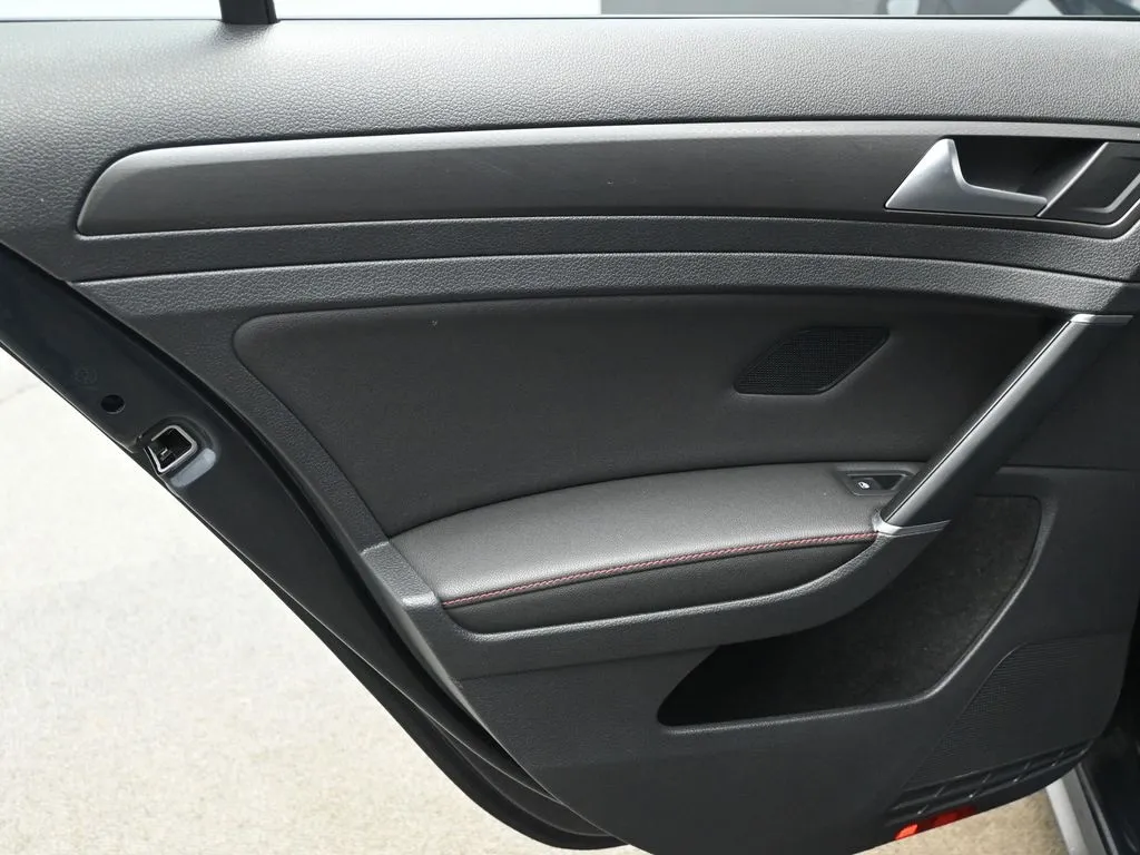 2020 Volkswagen Golf GTI SE Autobahn photo 5