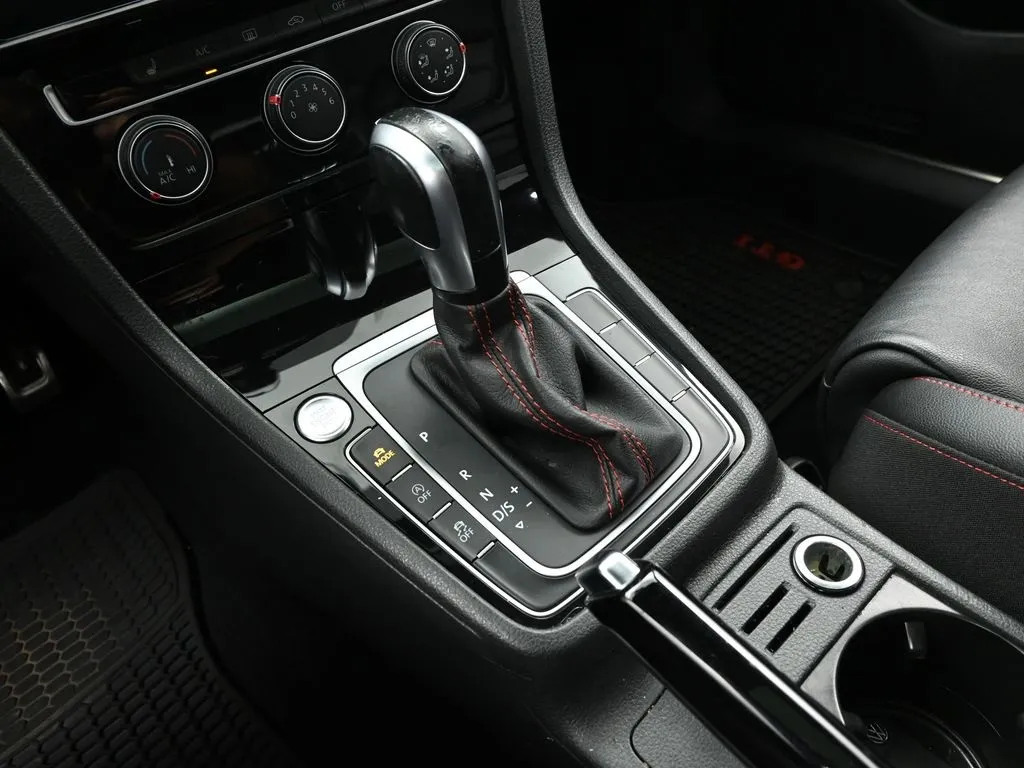 2020 Volkswagen Golf GTI SE Autobahn photo 46