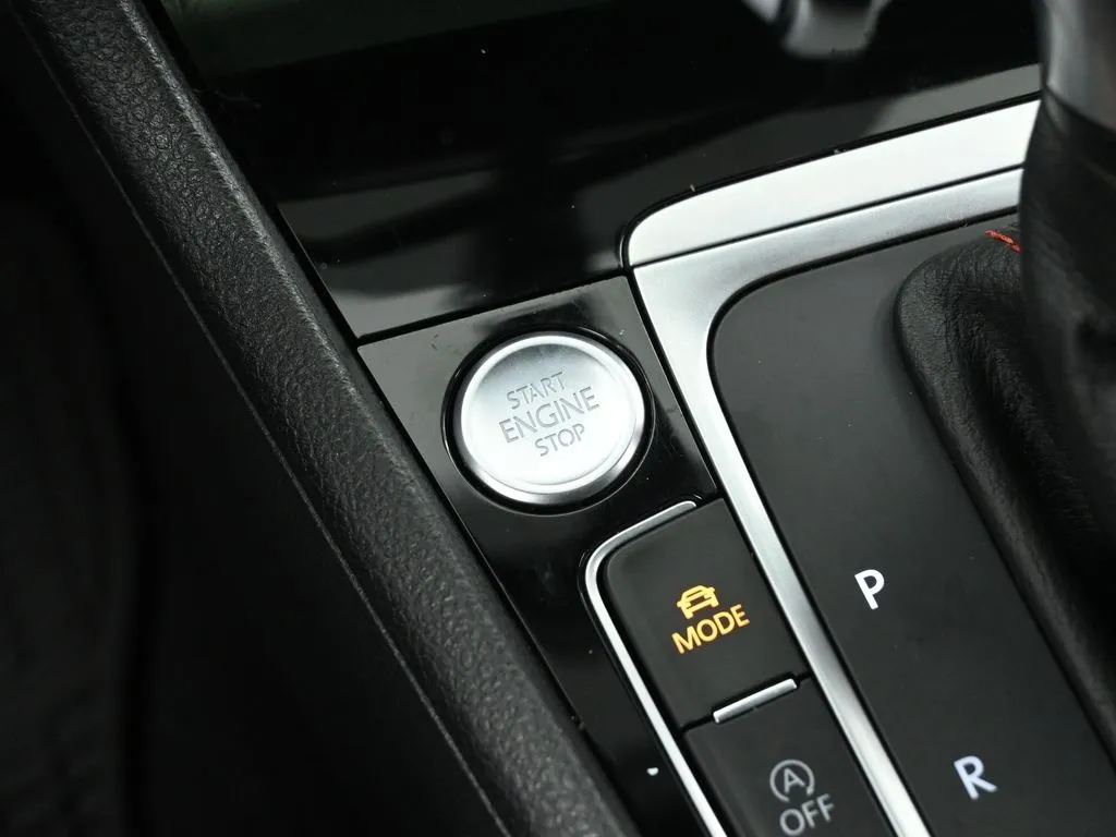 2020 Volkswagen Golf GTI SE Autobahn photo 12