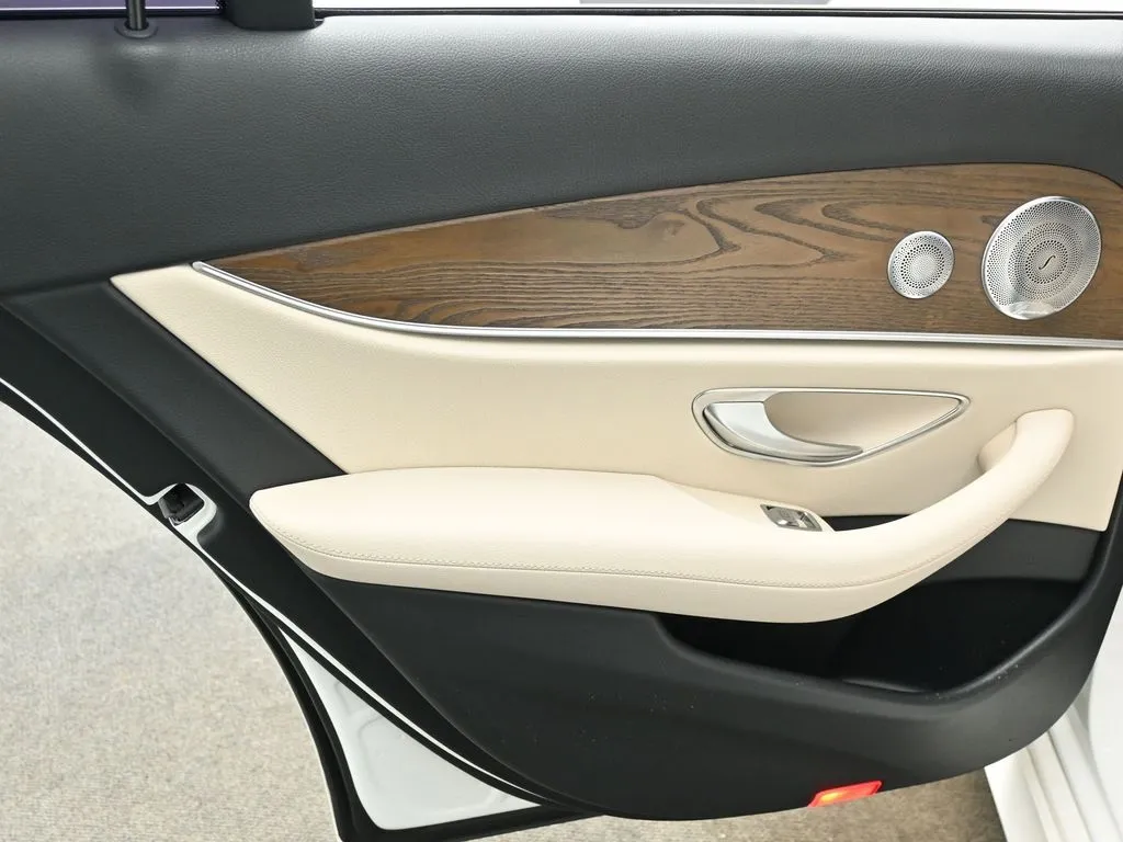 2018 Mercedes Benz E 300 photo 5