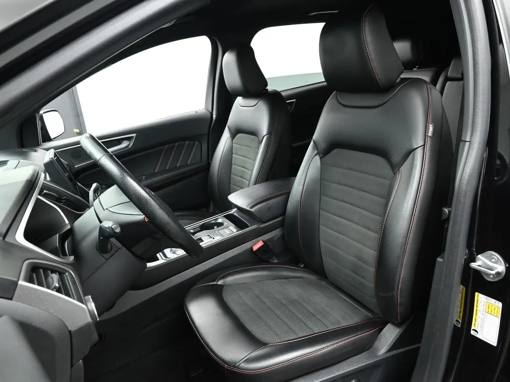 2021 Ford Edge ST photo 40