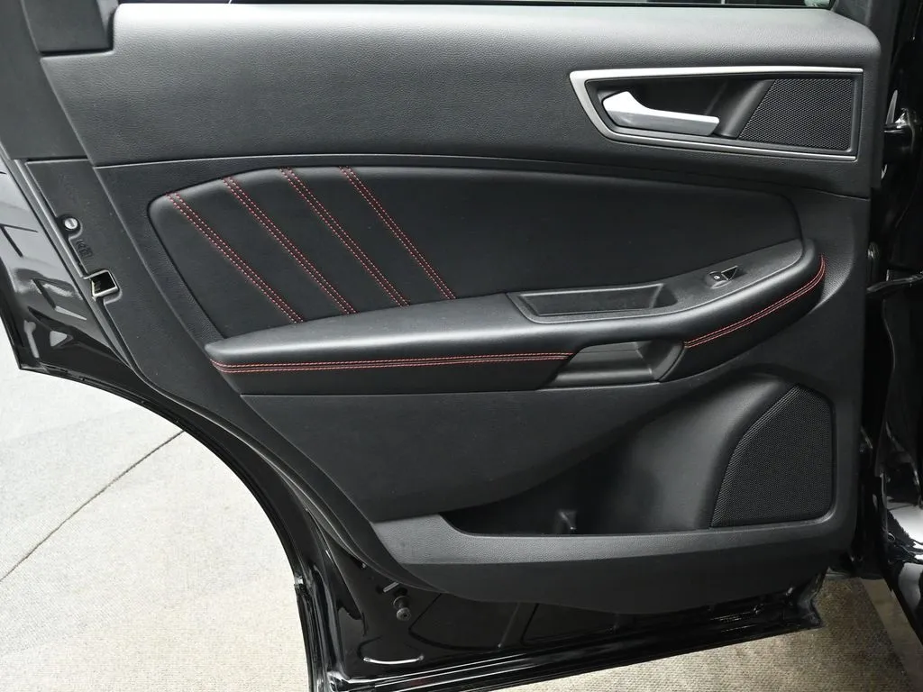 2021 Ford Edge ST photo 5