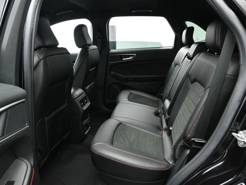 2021 Ford Edge ST photo 23
