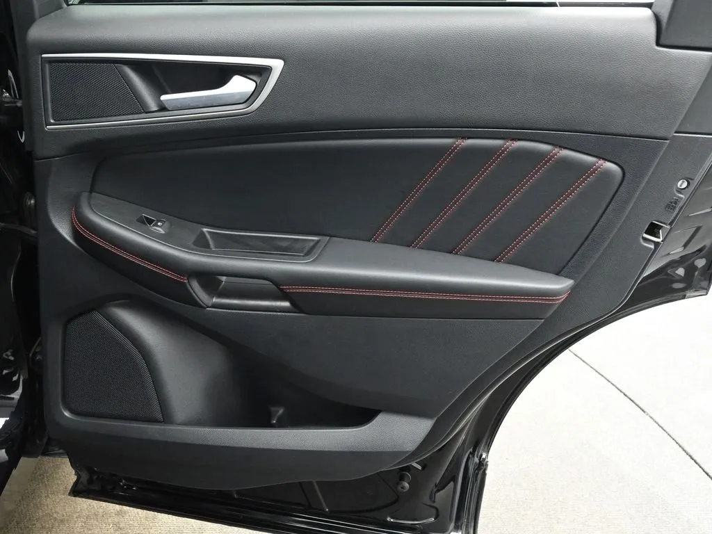2021 Ford Edge ST photo 6