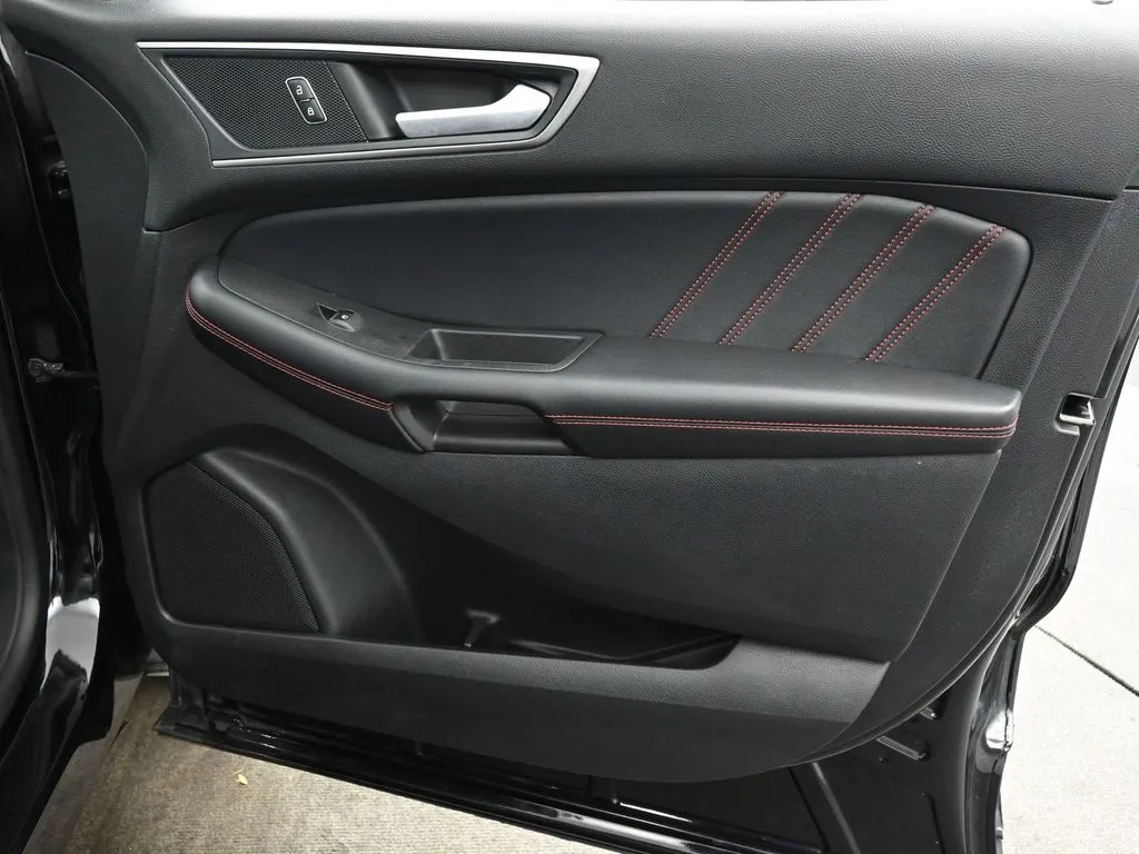 2021 Ford Edge ST photo 7