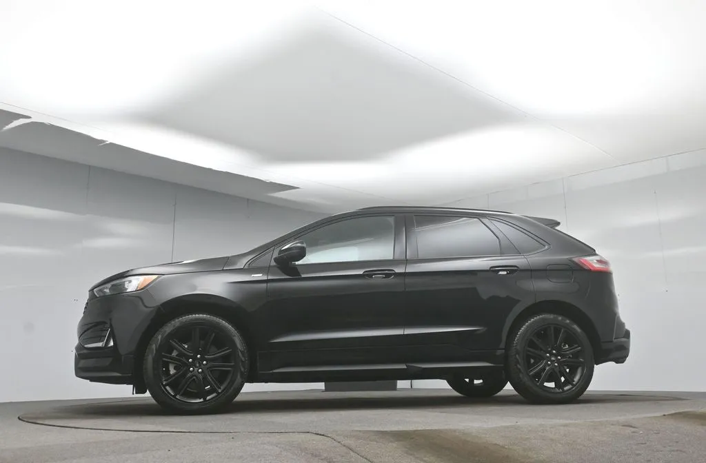 2021 Ford Edge ST photo 30