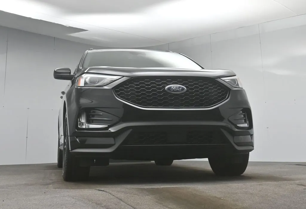 2021 Ford Edge ST photo 32