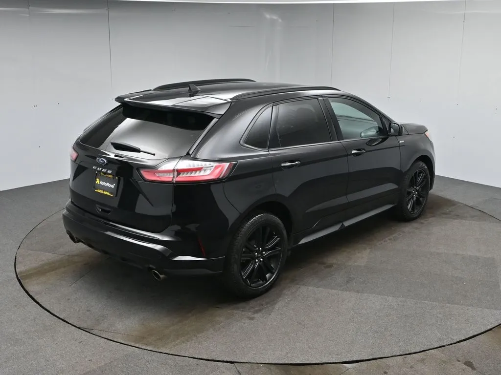 2021 Ford Edge ST photo 16