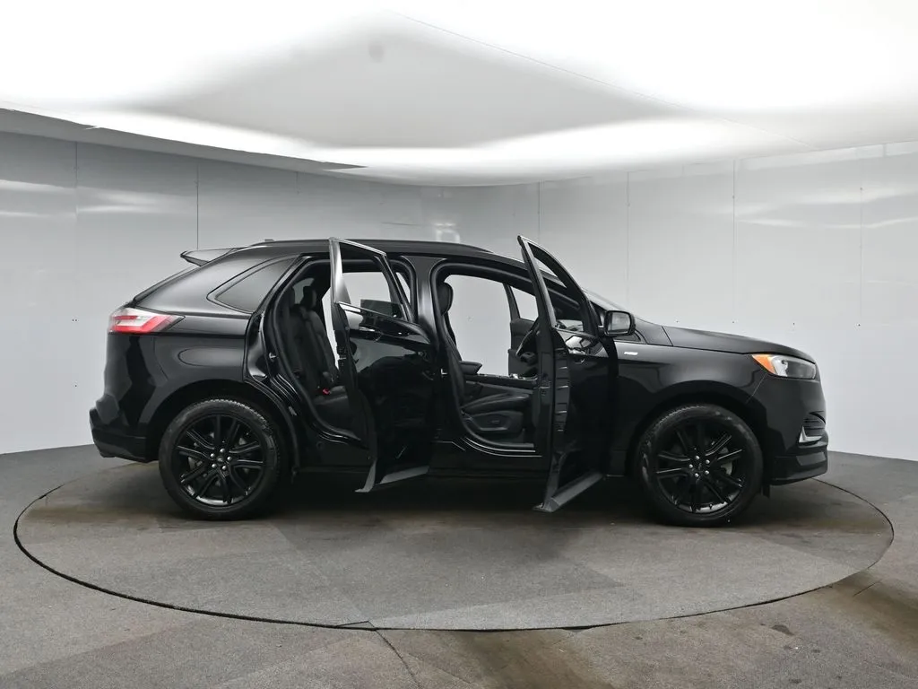2021 Ford Edge ST photo 18