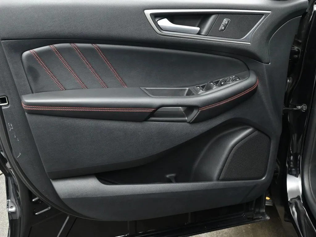 2021 Ford Edge ST photo 39