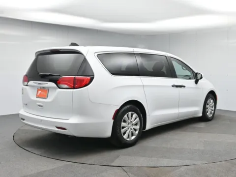 More photos of 2021 Chrysler Voyager L at AutoNova46, NJ