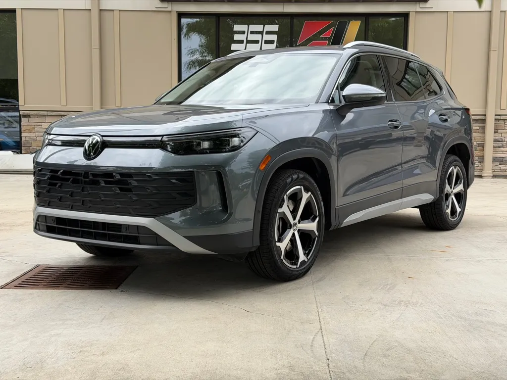 Gray 2025 VOLKSWAGEN TIGUAN SE for sale in Powell, OH