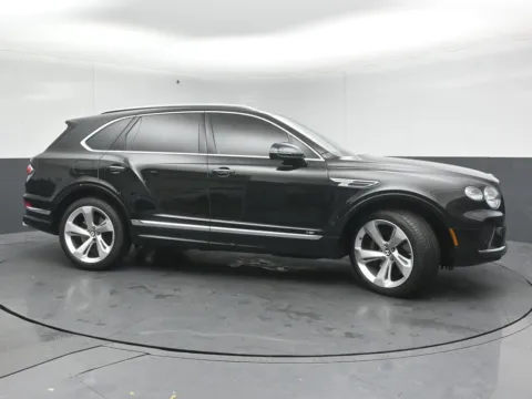 More photos of 2021 Bentley Bentayga V8 at Maserati Alfa Romeo of Naperville, IL