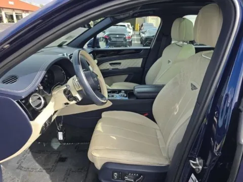 More photos of 2021 Bentley Bentayga V8 at Maserati Alfa Romeo of Naperville, IL