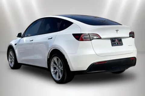 More photos of 2021 Tesla Model Y Long Range at Maserati Alfa Romeo of Naperville, IL