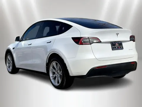 More photos of 2021 Tesla Model Y Long Range at Maserati Alfa Romeo of Naperville, IL