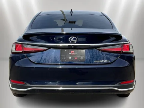 More photos of 2020 Lexus ES 300h Luxury at Maserati Alfa Romeo of Naperville, IL