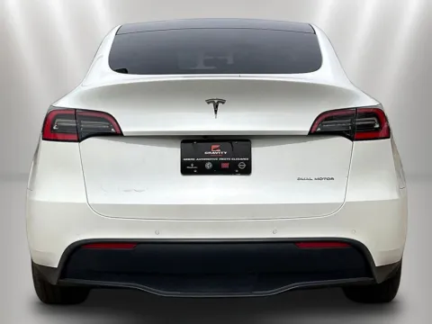 More photos of 2021 Tesla Model Y Long Range at Maserati Alfa Romeo of Naperville, IL