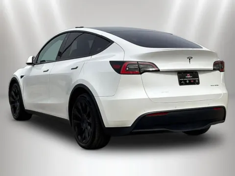 More photos of 2021 Tesla Model Y Long Range at Maserati Alfa Romeo of Naperville, IL