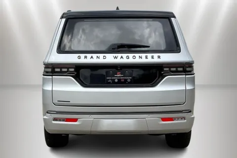 More photos of 2022 Jeep Grand Wagoneer Series II at Maserati Alfa Romeo of Naperville, IL