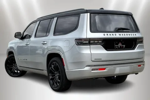 More photos of 2022 Jeep Grand Wagoneer Series II at Maserati Alfa Romeo of Naperville, IL