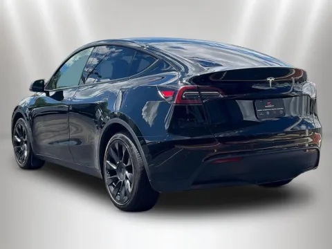More photos of 2021 Tesla Model Y Long Range at Maserati Alfa Romeo of Naperville, IL