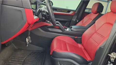 More photos of 2024 Porsche Cayenne at Maserati Alfa Romeo of Naperville, IL