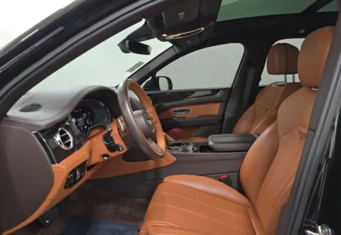 More photos of 2021 Bentley Bentayga V8 at Maserati Alfa Romeo of Naperville, IL