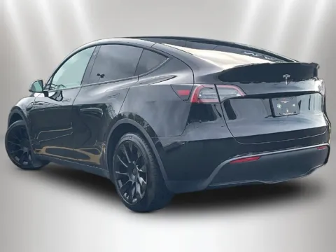 More photos of 2021 Tesla Model Y Long Range at Maserati Alfa Romeo of Naperville, IL
