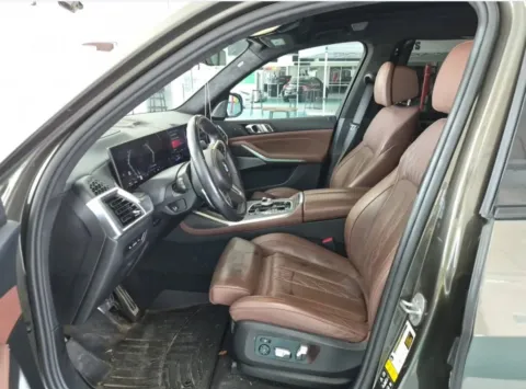 More photos of 2024 BMW X7 M60i at Maserati Alfa Romeo of Naperville, IL