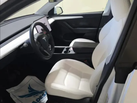 More photos of 2023 Tesla Model Y Long Range at Maserati Alfa Romeo of Naperville, IL