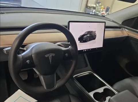 More photos of 2023 Tesla Model Y Long Range at Maserati Alfa Romeo of Naperville, IL