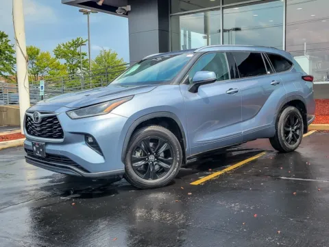 Blue 2021 Toyota Highlander XLE for sale in Naperville, IL