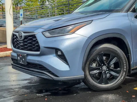 Photos of 2021 Toyota Highlander XLE for sale in Naperville, IL at Maserati Alfa Romeo of Naperville