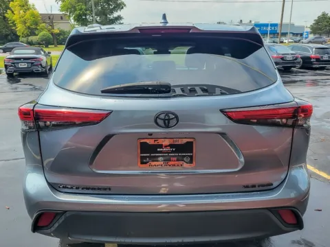 More photos of 2021 Toyota Highlander XLE at Maserati Alfa Romeo of Naperville, IL