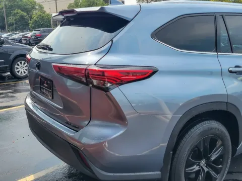 More photos of 2021 Toyota Highlander XLE at Maserati Alfa Romeo of Naperville, IL