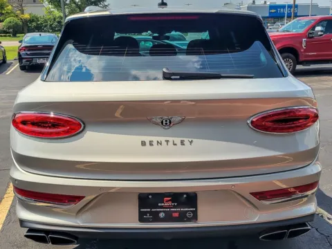 More photos of 2022 Bentley Bentayga V8 at Maserati Alfa Romeo of Naperville, IL