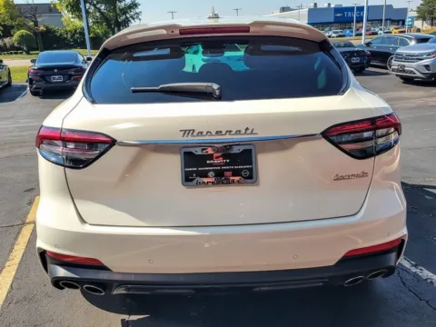 More photos of 2023 Maserati Levante Modena at Maserati Alfa Romeo of Naperville, IL