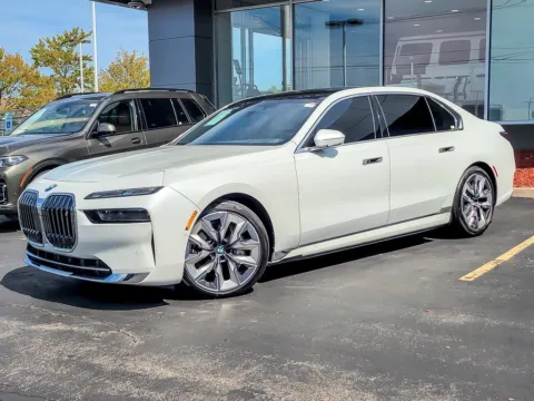 White 2023 BMW i7 xDrive60 for sale in Naperville, IL