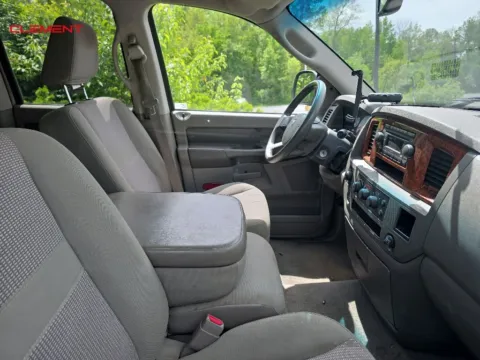 More photos of 2006 Dodge Ram 1500 SLT at Clement Chrysler Dodge Jeep Ram Columbia, IL