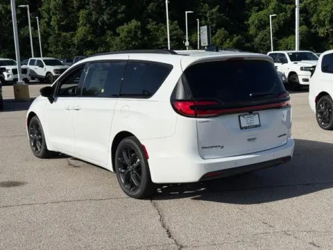 Another view of 2026 Chrysler Pacifica Limited for sale in Columbia, IL at Clement Chrysler Dodge Jeep Ram Columbia